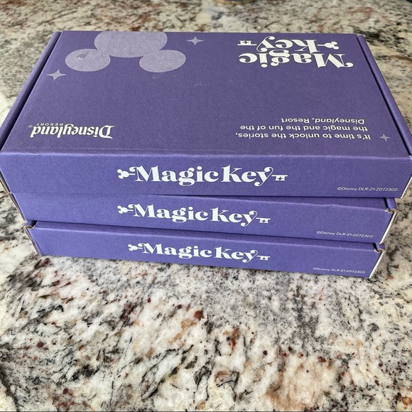 NWT Disneyland Magic Key Welcome Box - Picture 2 of 6